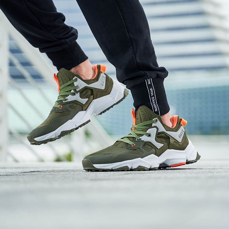 反光缓震跑步鞋